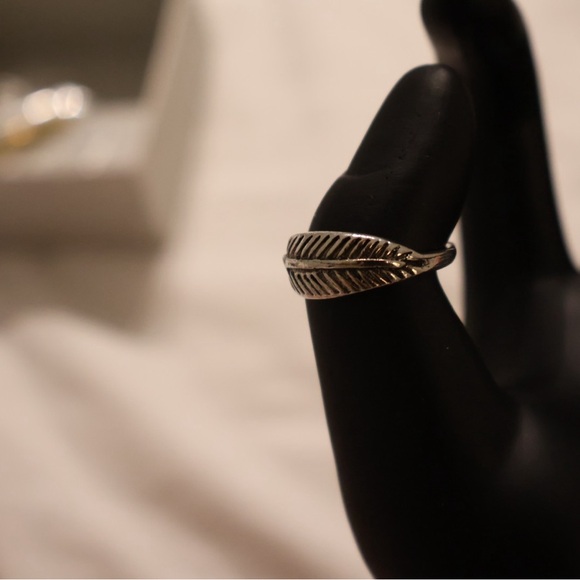 Vintage Silver Feather Ring - Picture 2 of 4